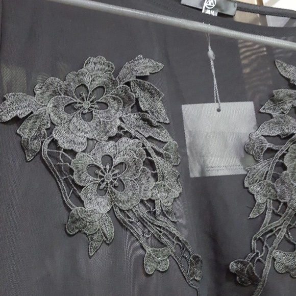 Embroidered crop top - Picture 3 of 4